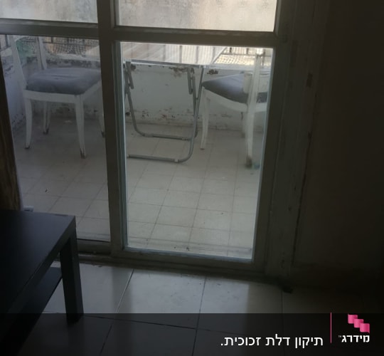 דלת זכוכית עם זכוכית מטושטשת ומסגרת מתכת